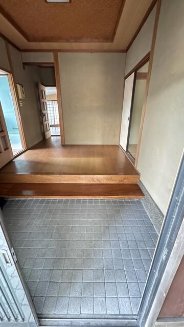 1965 Traditional House on Large Plot in Kitakyushu's Shinozaki - Thumbnail 4