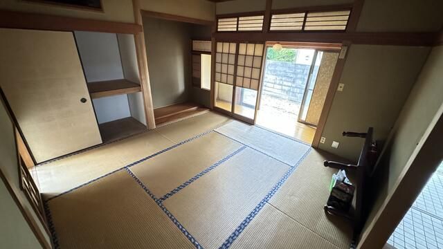 1965 Traditional House on Large Plot in Kitakyushu's Shinozaki - Thumbnail 3