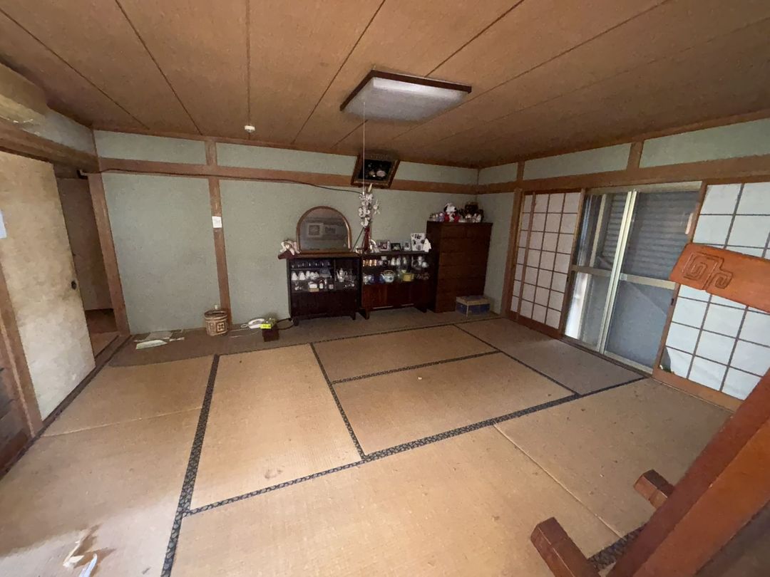 Spacious 4DK Wooden House for Sale in Kurume's Tanushimaru - Thumbnail 2