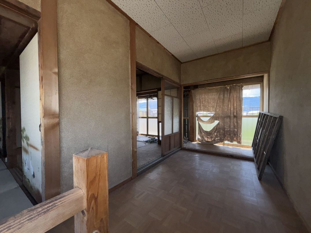 Spacious 4DK Wooden House for Sale in Kurume's Tanushimaru - Thumbnail 4