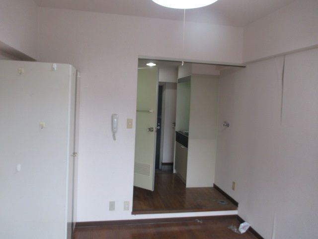White Palace Moji Port 201 Apartment for Rent in Kitakyushu - Thumbnail 2