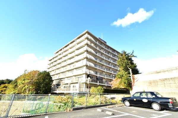 3LDK Apartment for Sale in Kitakyushu with Balcony & Views - Thumbnail 2