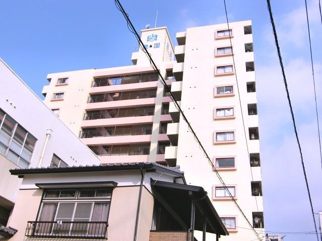 Kurume Ekimae Sky Mansion 1006 Rental Apartment near JR Station - Image 1