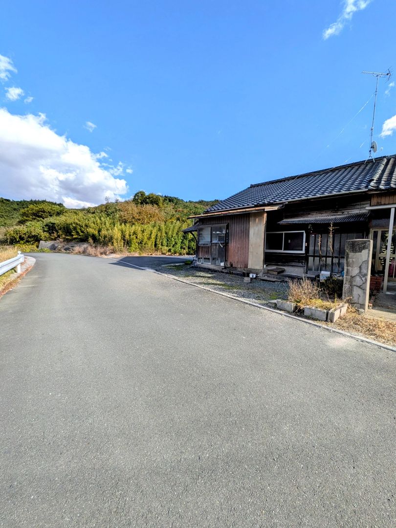 3DK House with Field in Kama City, Fukuoka | 1.8 Million Yen - Thumbnail 2