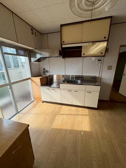 3DK Apartment in Shimo-Nijutcho Danchi, Kitakyushu - Thumbnail 3