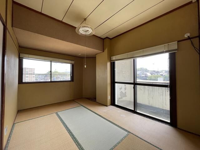 3DK Corner Apartment with Park View in Kitakyushu, Fukuoka - Thumbnail 3