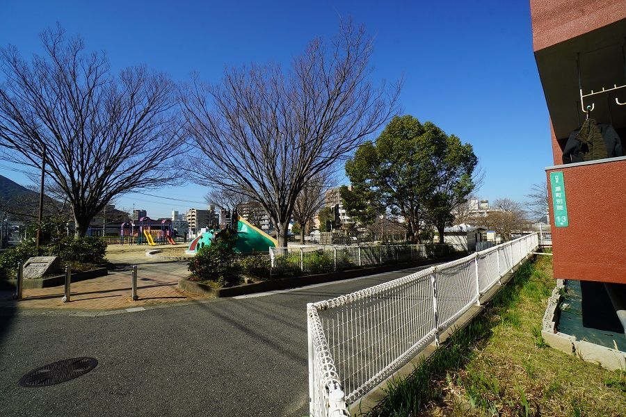 3LDK Corner Apartment with Views in Kitakyushu's Mojiku - Thumbnail 2