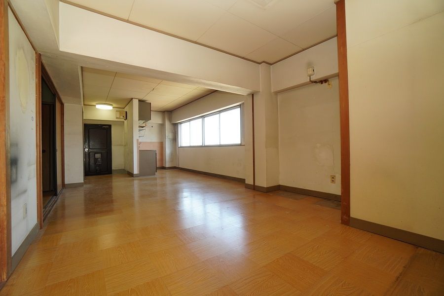 3LDK Corner Apartment with Views in Kitakyushu's Mojiku - Thumbnail 3