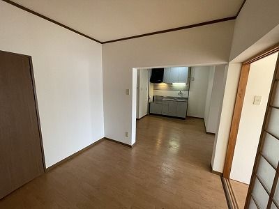 Emerald Mansion Makiyama 3LDK Apartment for Sale in Kitakyushu - Thumbnail 2