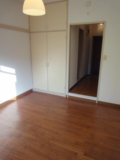 1K Apartment for Rent in Fuchu, Tokyo - 17 sqm - Thumbnail 3