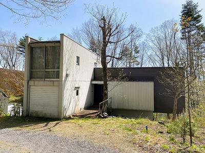 Enjoy the highland forests with this 3-storey mansion on a hilltop: villas, real estate, properties for sale, Hometown Information Centre: Nationwide rural living property data — Image 1, Hokuto, Yamanashi