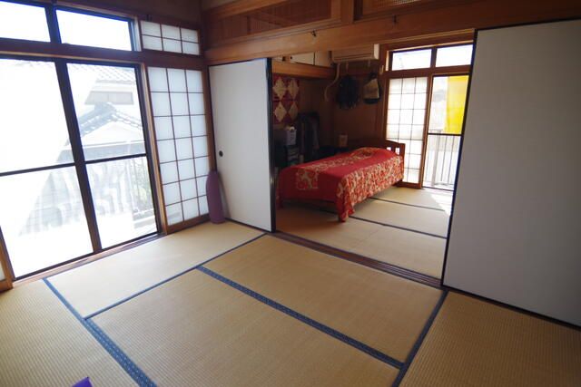 Spacious 1985 House in Kagoshima with Garden & 3 Car Parks - Thumbnail 4