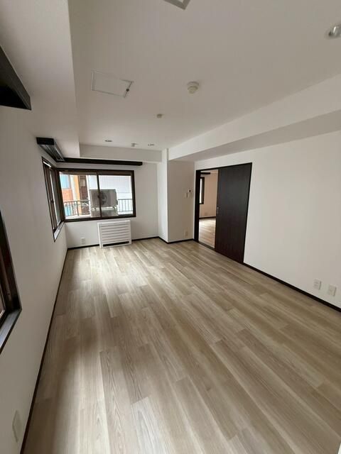 2LDK Apartment for Rent in Chiyoda, Tokyo - 76.62 sqm - Thumbnail 4