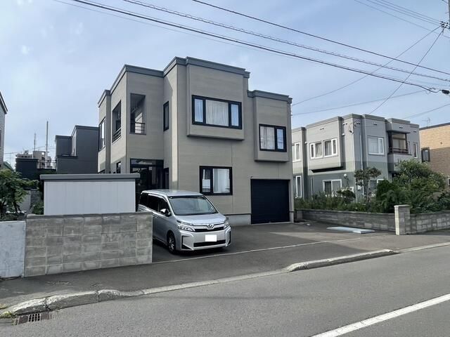 6LDK House for Sale in Quiet Kita-ku, Sapporo with 3 Parking Spaces - Thumbnail 2