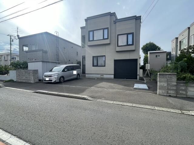 6LDK House for Sale in Quiet Kita-ku, Sapporo with 3 Parking Spaces - Thumbnail 4