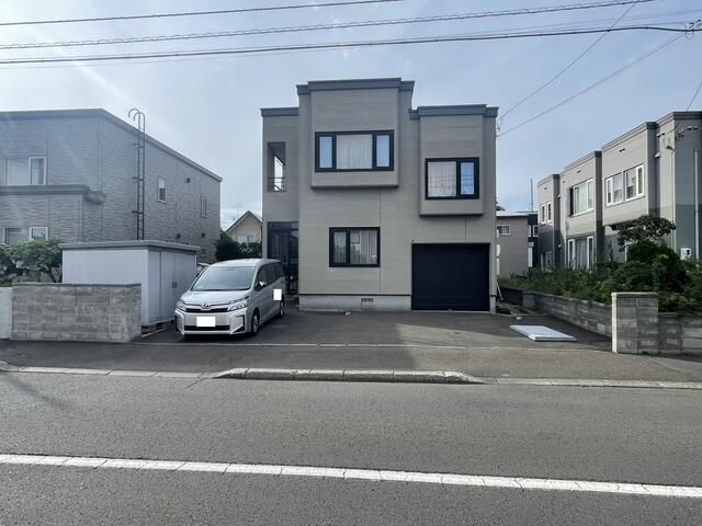 6LDK House for Sale in Quiet Kita-ku, Sapporo with 3 Parking Spaces - Thumbnail 3