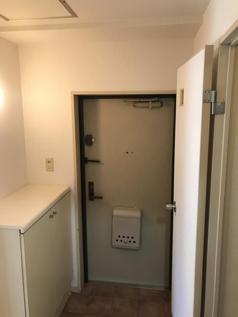 1K Used Apartment for Sale in Naka-ku, Yokohama, 29.48 sqm - Thumbnail 3