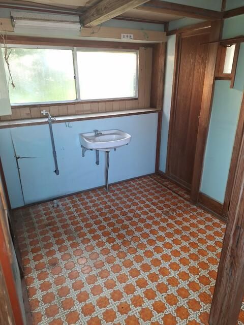 Spacious 8DK Corner Lot House in Ōamishirasato, Chiba - Image 22