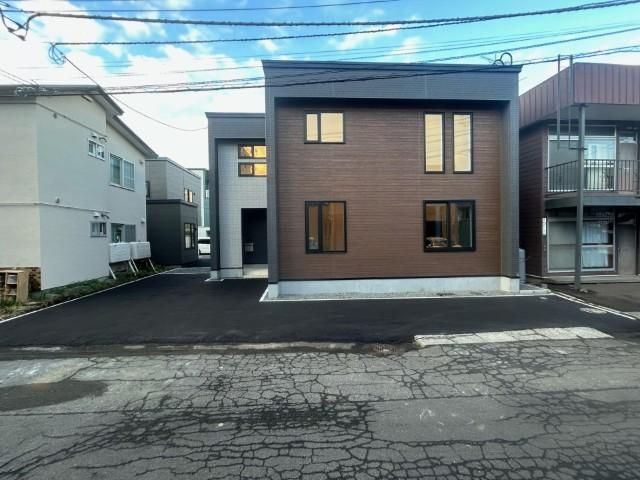 New 4LDK House in Sapporo Nishi Ward with Parking for Two - Image 1