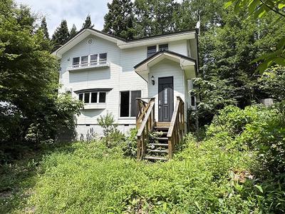 House with wood stove in Tsutsujigahara villa area: Villa Real Estate For Sale Hometown Information Center: Nationwide Country Living Property Data — Image 1, Iizuna, Nagano