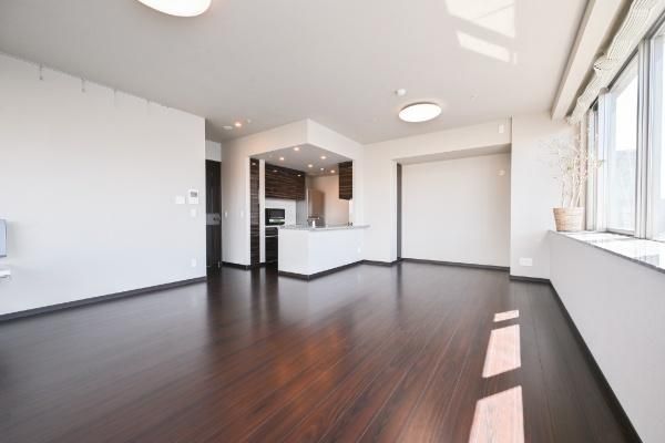 3LDK Apartment for Sale in Tsukishima, Chuo-ku, Tokyo - Thumbnail 2