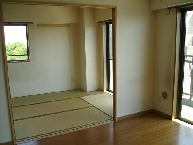 2LDK Apartment for Rent in Kajigaya, Kawasaki - Thumbnail 2
