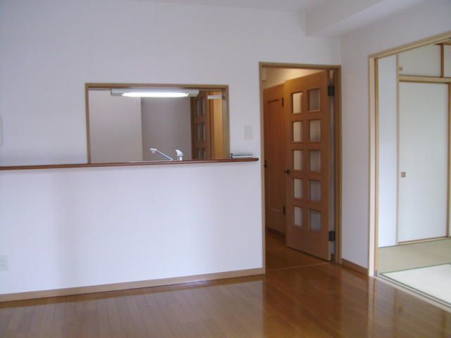 2LDK Apartment for Rent in Kajigaya, Kawasaki - Thumbnail 3