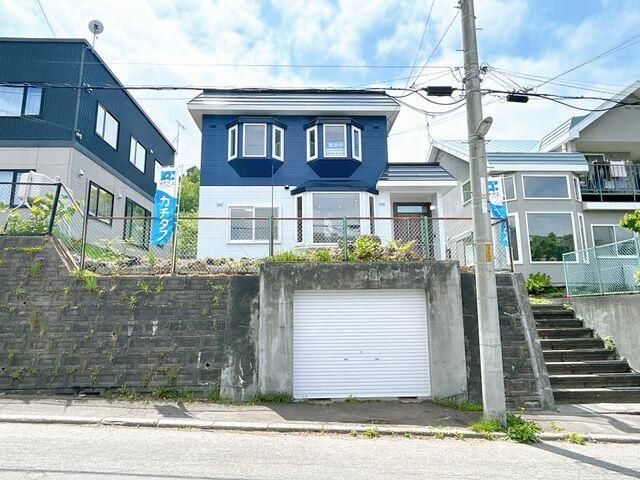 Renovated 3LDK House in Quiet Sapporo Residential Area - Thumbnail 2