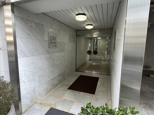 2DK Apartment for Rent in Hon-Komagome, Bunkyo, Tokyo - Thumbnail 2