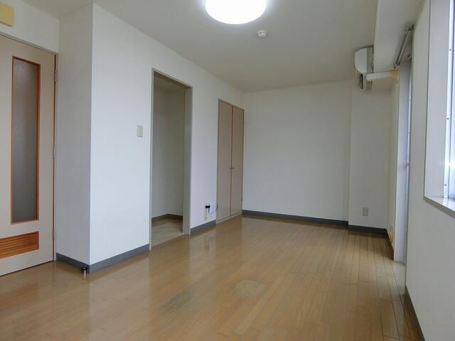 1K Apartment for Rent in Quiet Fukui City Neighborhood - Thumbnail 4
