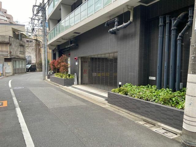 Motorcycle Parking Space for Rent in Shinjuku, Tokyo - Thumbnail 2