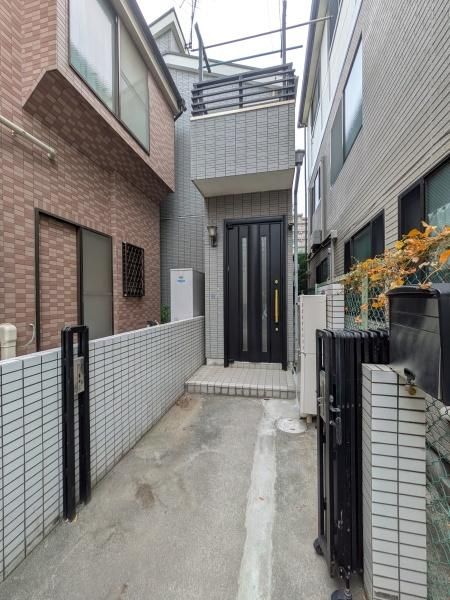 4LDK Detached House for Rent in Sumida, Tokyo - Image 1