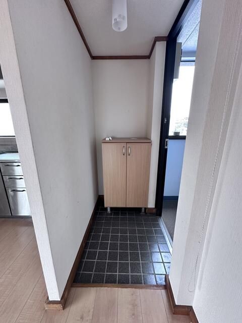1LDK Apartment for Rent in Zushi, Kanagawa - Thumbnail 2
