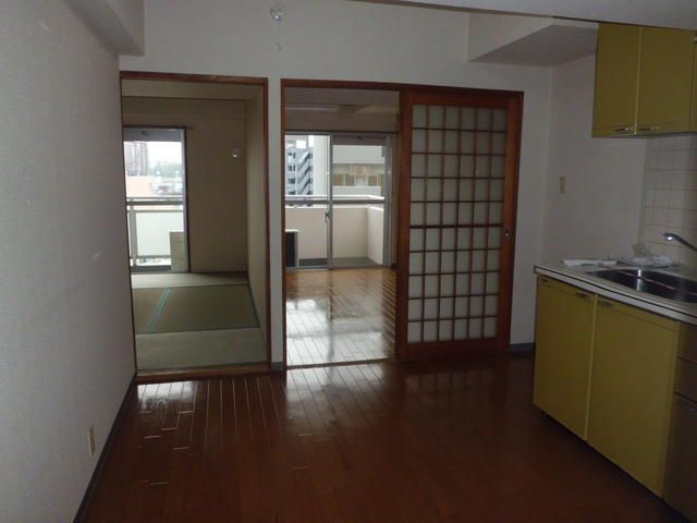 2DK Apartment for Rent near Hakusan Station, Bunkyo, Tokyo - Thumbnail 3