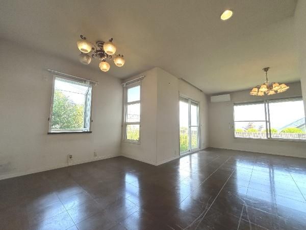 Spacious 1988 Detached House in Takarazuka, Hyogo | 362㎡ Land - Thumbnail 2
