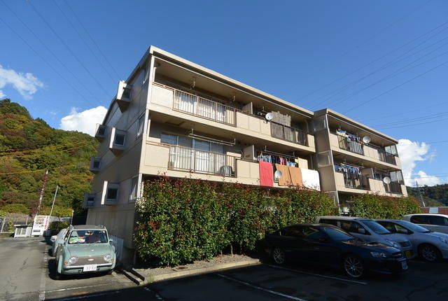 3LDK Apartment for Rent in Otsuki, Yamanashi with Free Rent - Thumbnail 2