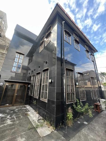 11LDK House for Sale in Yokohama's Tsurumi Ward on 910sqm Land - Image 1