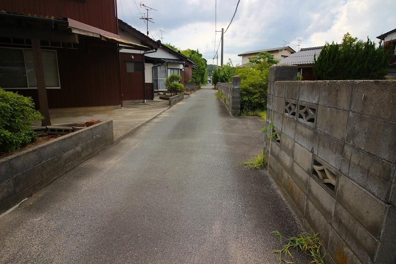 184 Tsubo Two-Generation Home for Renovation in Yonago - Image 11