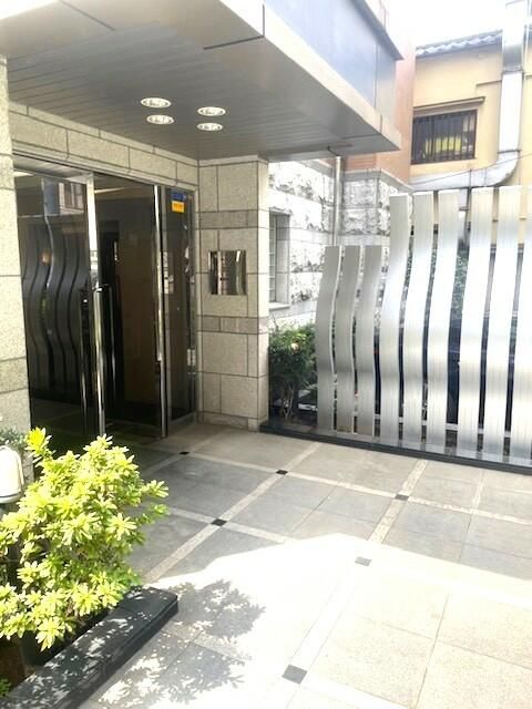 1K Apartment for Sale in Nishi-Shinjuku, Shinjuku, Tokyo - Thumbnail 4