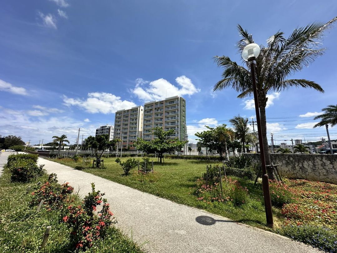 2LDK Apartment for Sale in Chatan, Okinawa with Balcony & Parking - Thumbnail 2