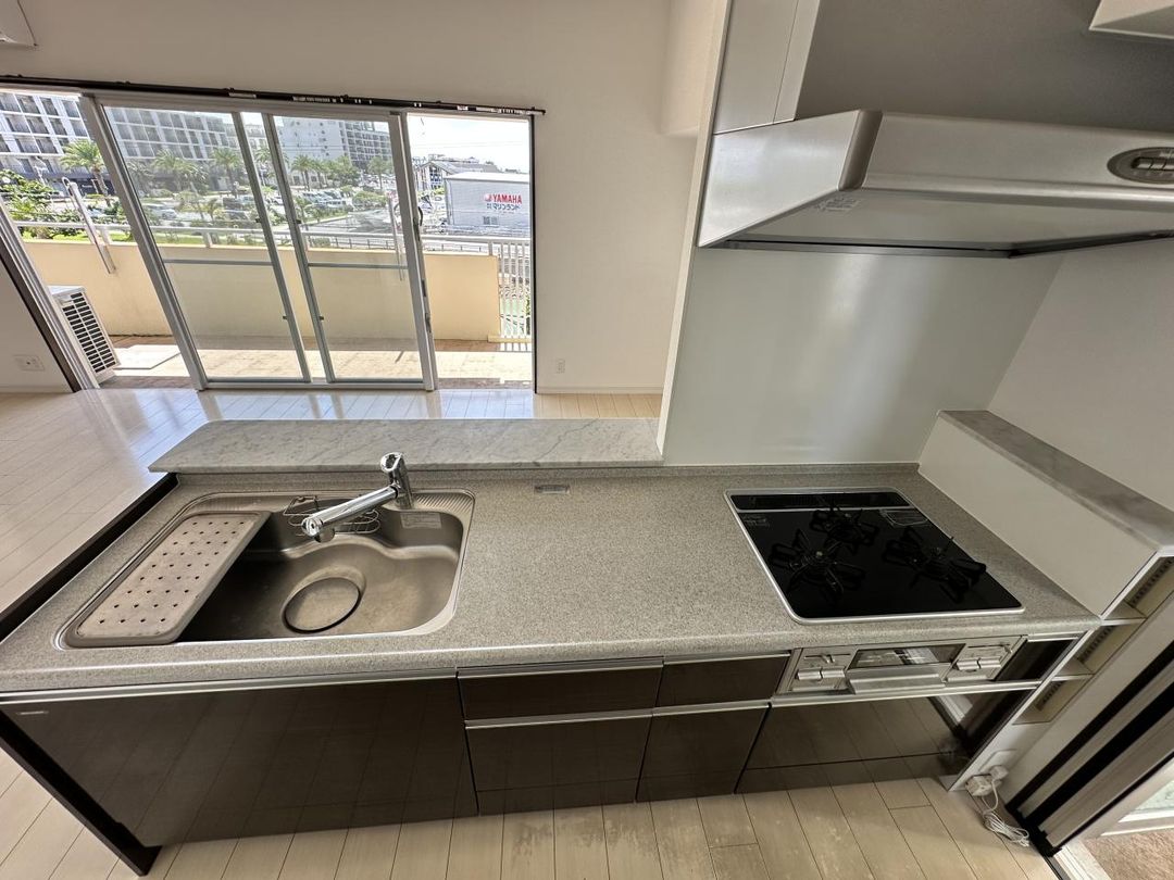 2LDK Apartment for Sale in Chatan, Okinawa with Balcony & Parking - Thumbnail 4
