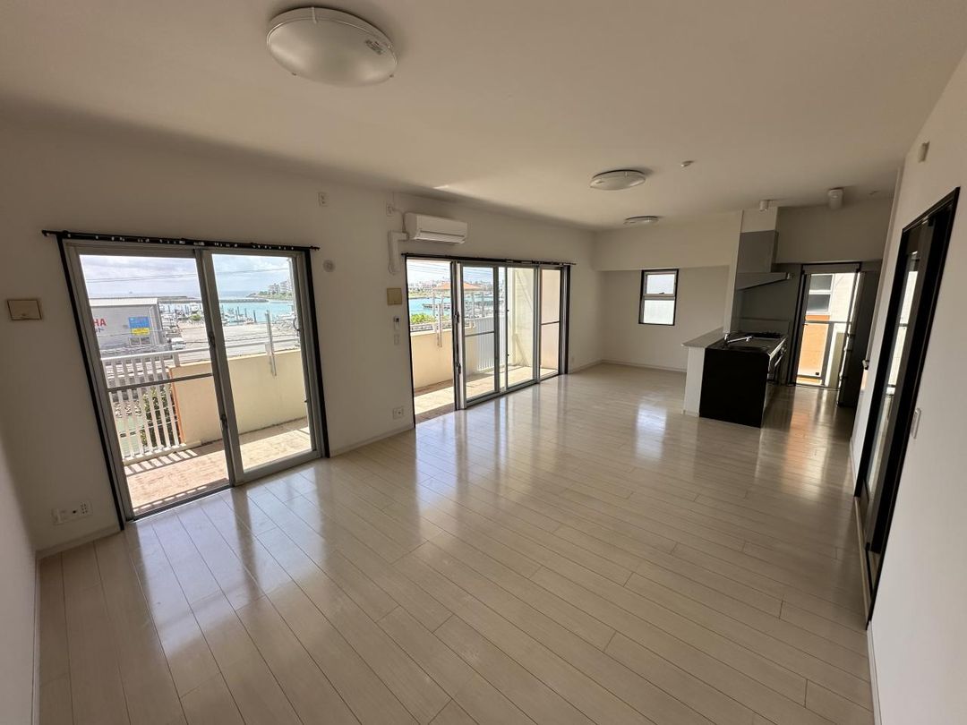 2LDK Apartment for Sale in Chatan, Okinawa with Balcony & Parking - Thumbnail 3