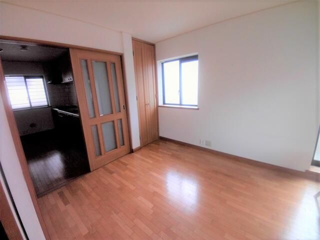 2DK Apartment for Rent in Tachikawa, Tokyo - 5 Min Walk to Station - Thumbnail 3