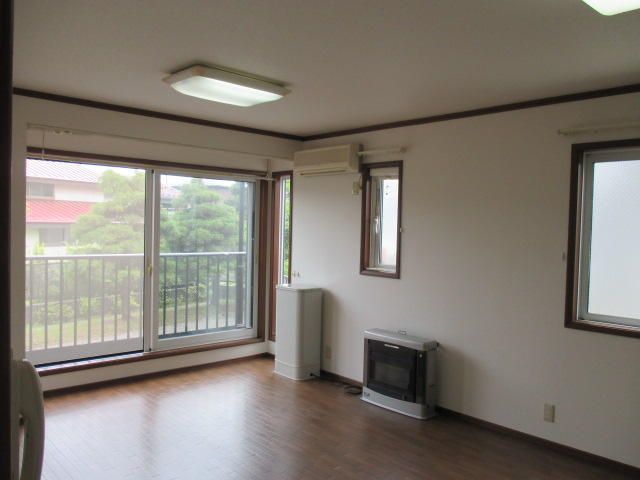 2LDK Apartment for Rent in Akita City, Akita Prefecture - Thumbnail 3