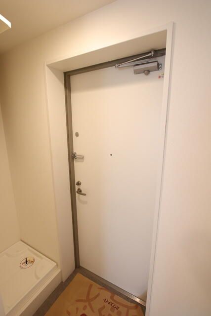 Studio Apartment for Rent in Shinjuku, Tokyo - 13.28m² - Thumbnail 3