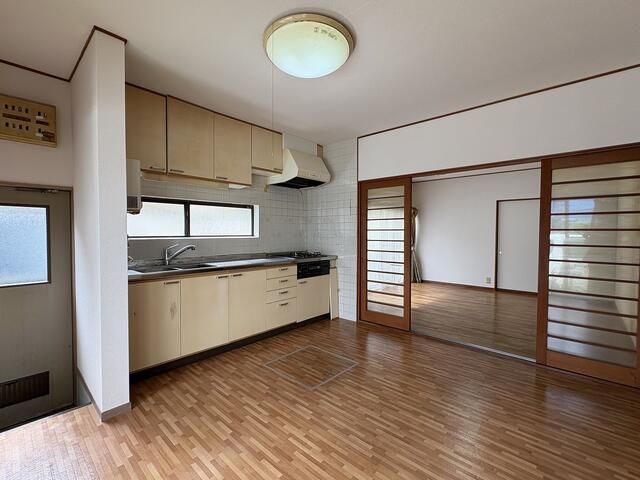 5LDK House for Sale in Toyama City with Garden and Parking - Thumbnail 4