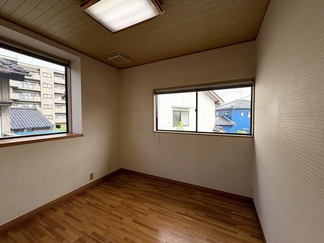 5LDK House for Sale in Toyama City with Garden and Parking - Thumbnail 2