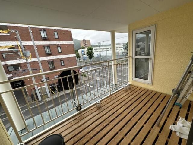 3LDK House for Sale in Sapporo's Miyanomori with Large Corner Lot - Thumbnail 2