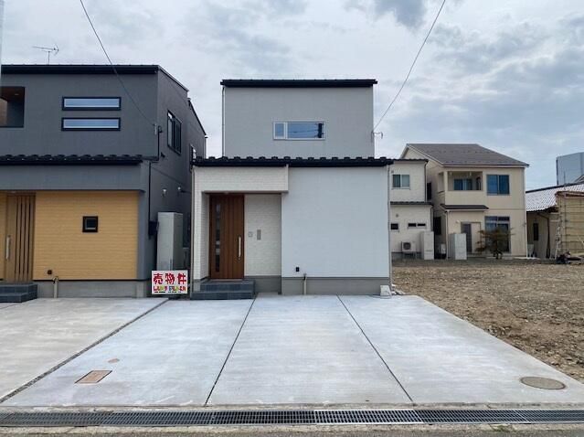 New 2024 4LDK House in Kanazawa with Decorative Beams & All-Electric - Main Image