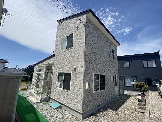 4LDK House for Sale in Hakodate's Kikyo District with 3 Parking Spaces - Image 9